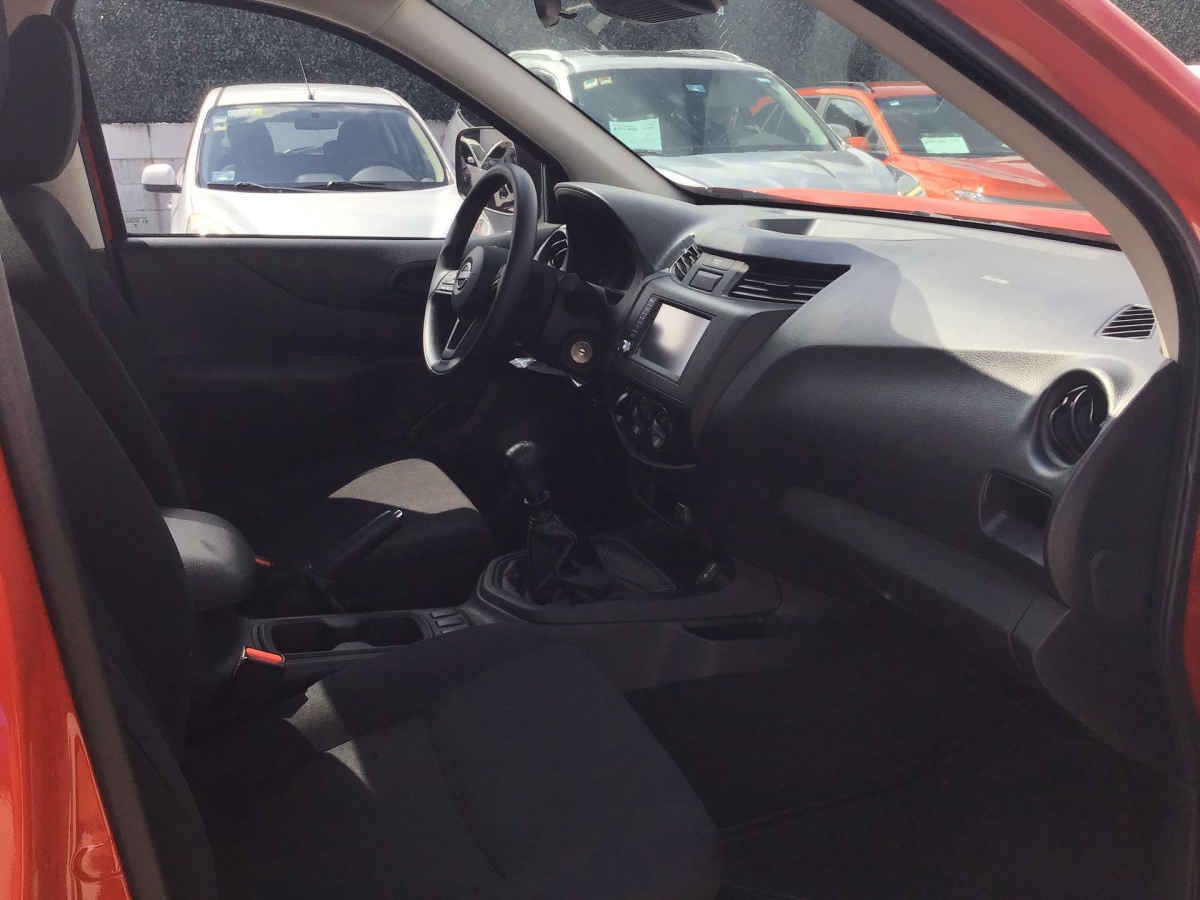 2025 Nissan Pick Up NP300 2p L4/2.5 Man A/A