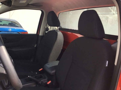 2025 Nissan Pick Up NP300 2p L4/2.5 Man A/A