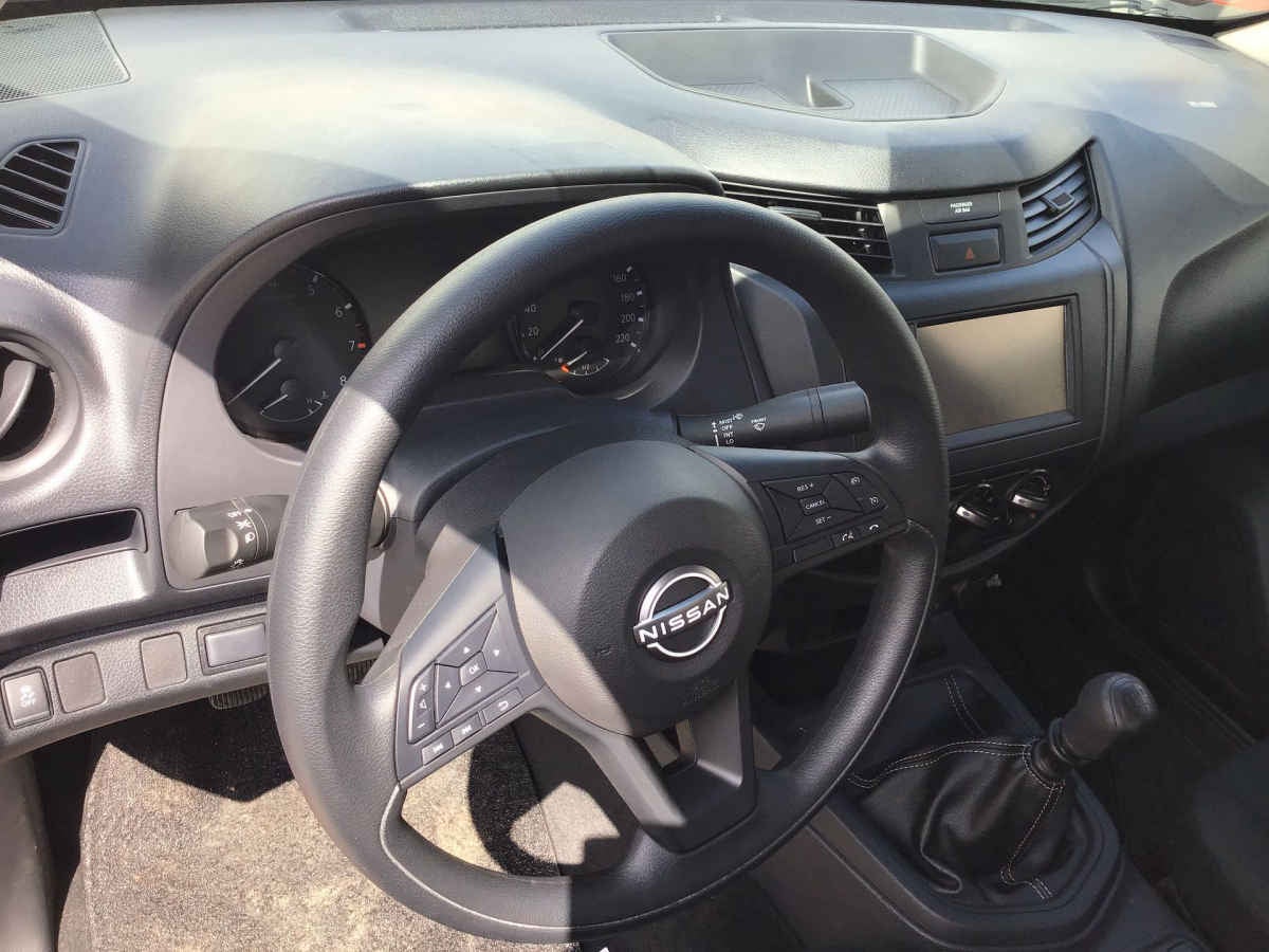 2025 Nissan Pick Up NP300 2p L4/2.5 Man A/A