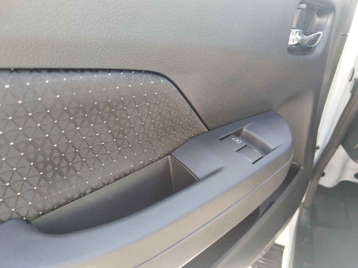 2025 Nissan Urvan 4p Amplia L4/2.5 Man 15/Pas P/Seg